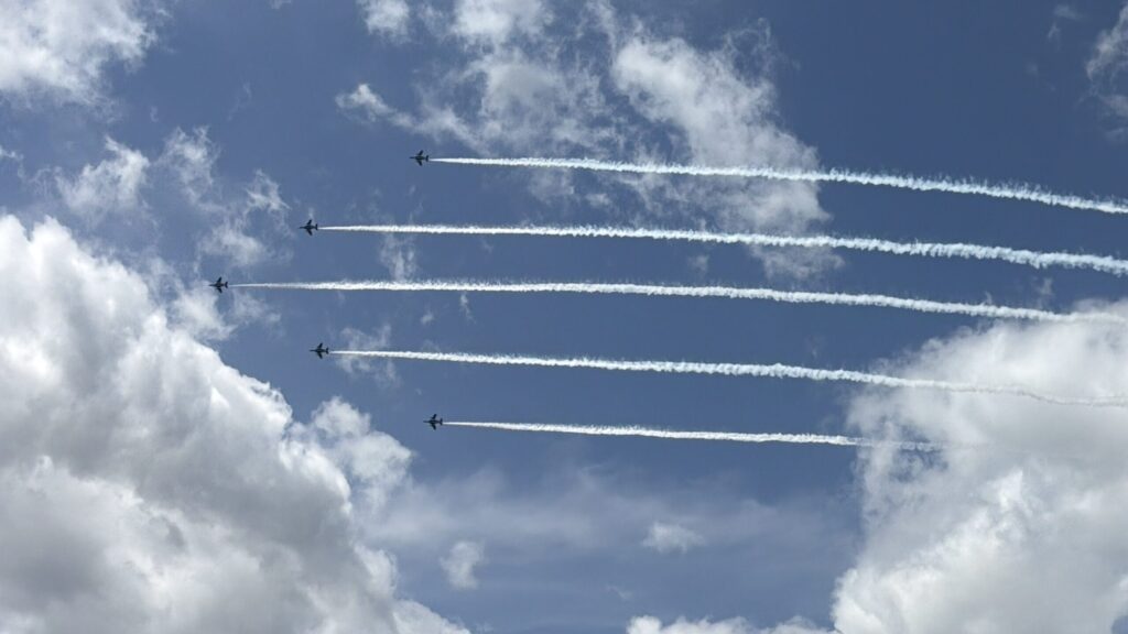 📷 写真（IMG_0053）：6機・青空バック斜め編隊通過