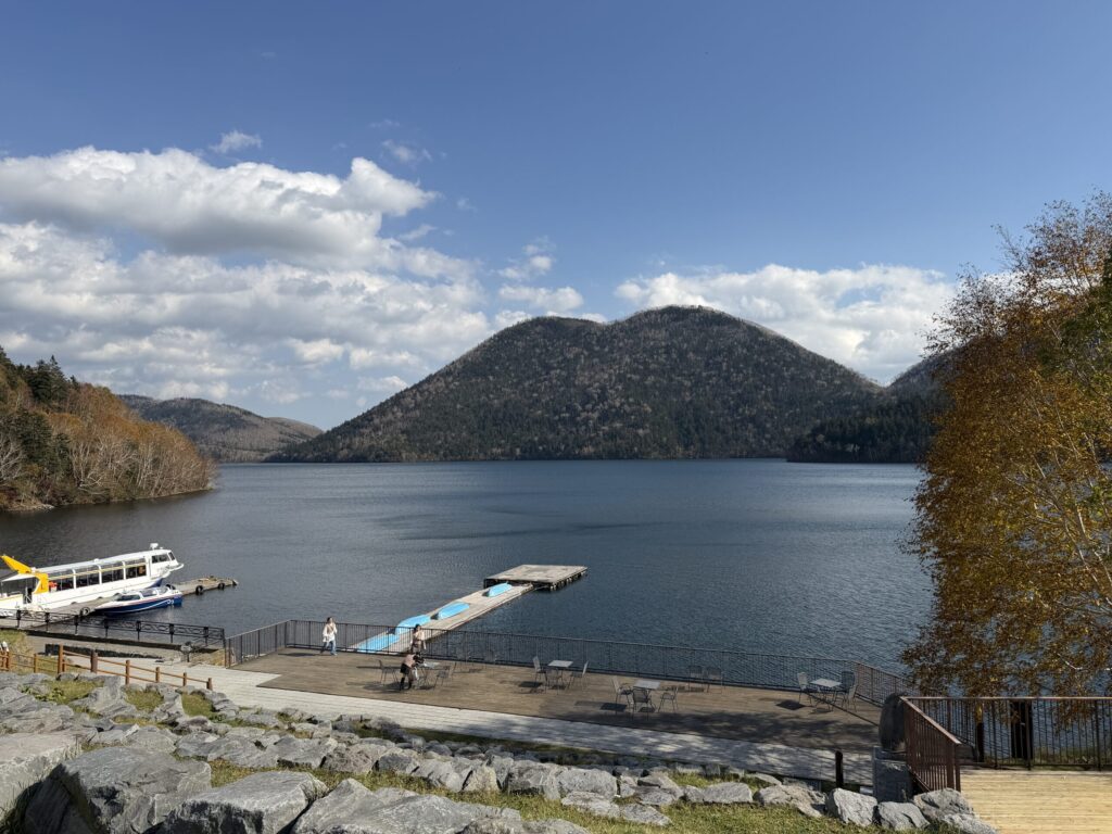【画像:遊覧船乗り場から望む然別湖と天望山】