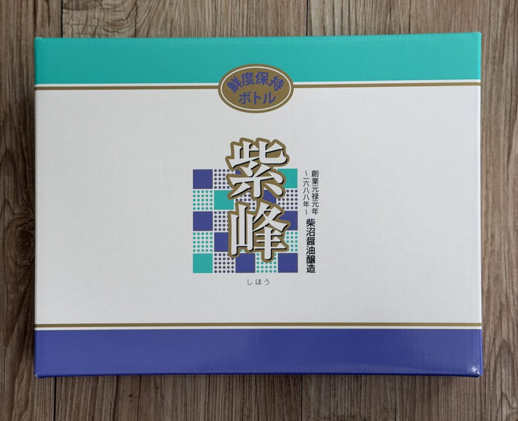 【画像：届いた化粧箱の正面（紫峰の箱）】