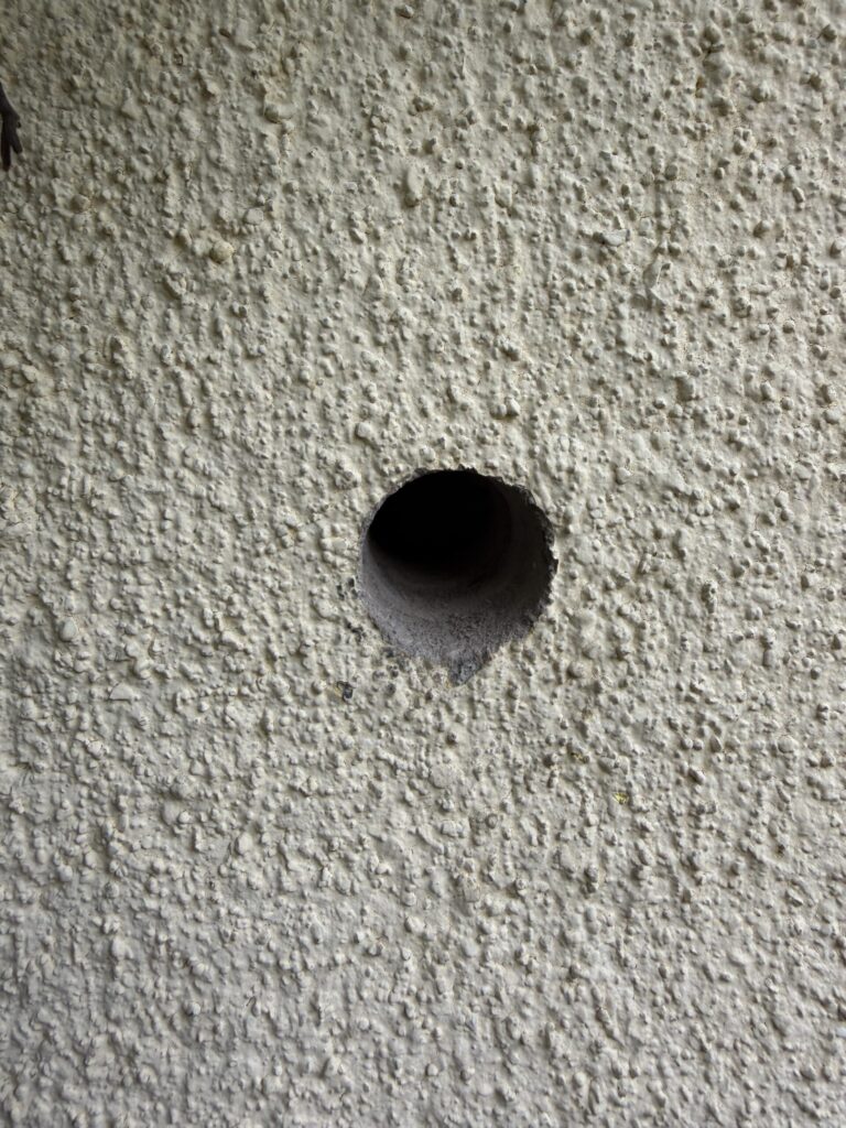 【画像：あけた穴の近景（IMG_6547.jpeg）】