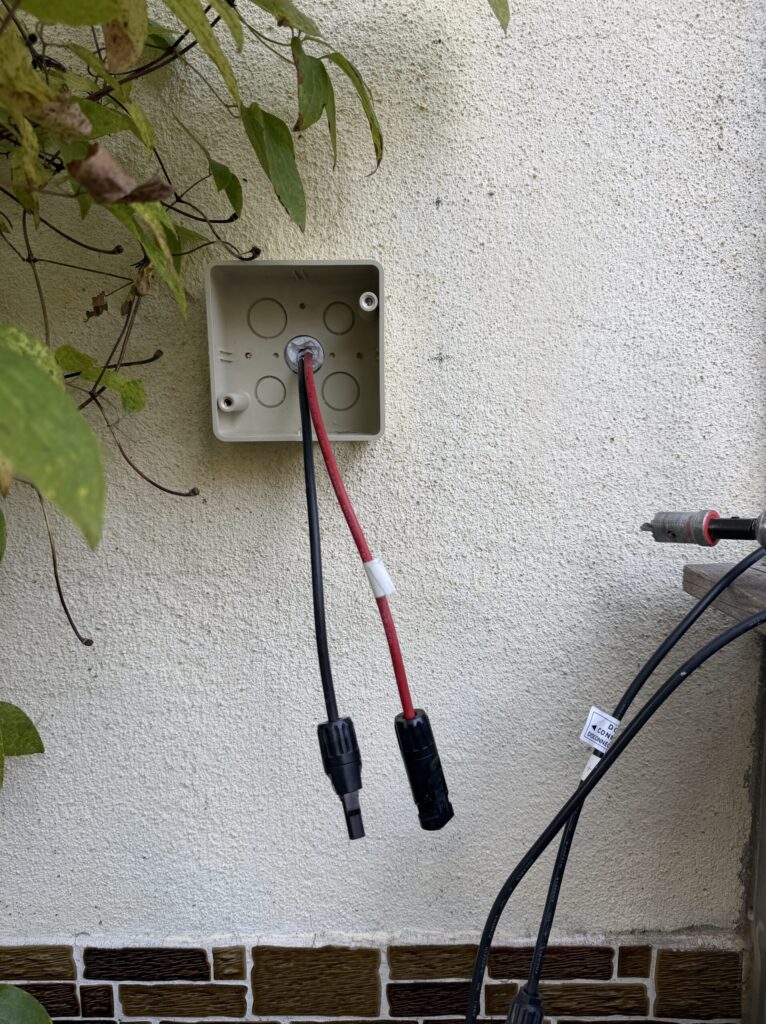【画像：ボックスを壁に当てて位置と向きを確認（IMG_6553.jpeg）】
