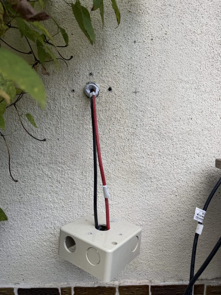【画像：ボックスを下げて、穴の周りに下穴をあけた状態（IMG_6554.jpeg）】