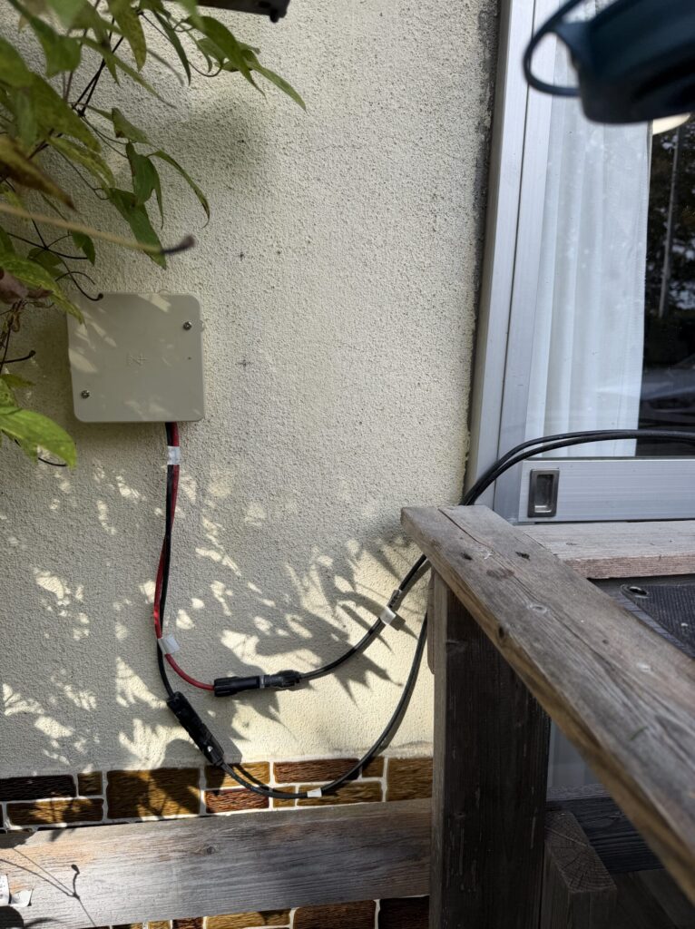 【画像：フタを閉めた完成後のボックスとケーブル（IMG_6561.jpeg）】