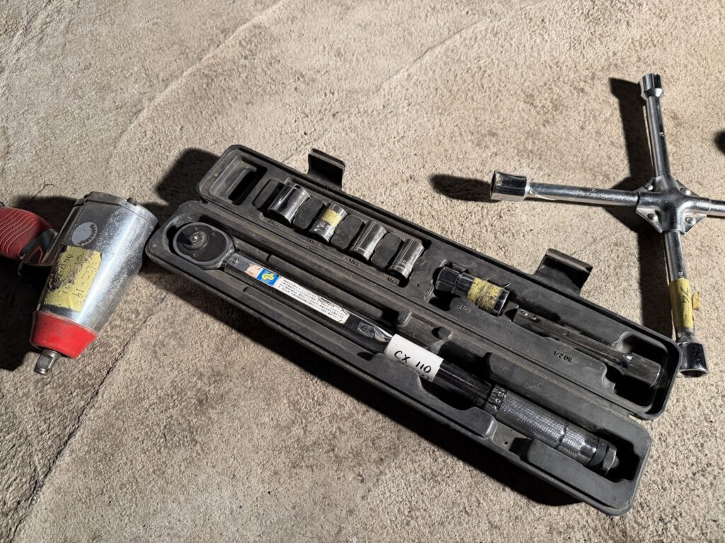 【画像:トルクレンチ全体と、CX 110 と書いたテープ(添付写真)】