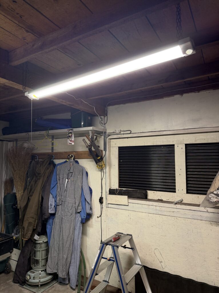 【画像:仮設置して点灯したLED照明(IMG_6578)】