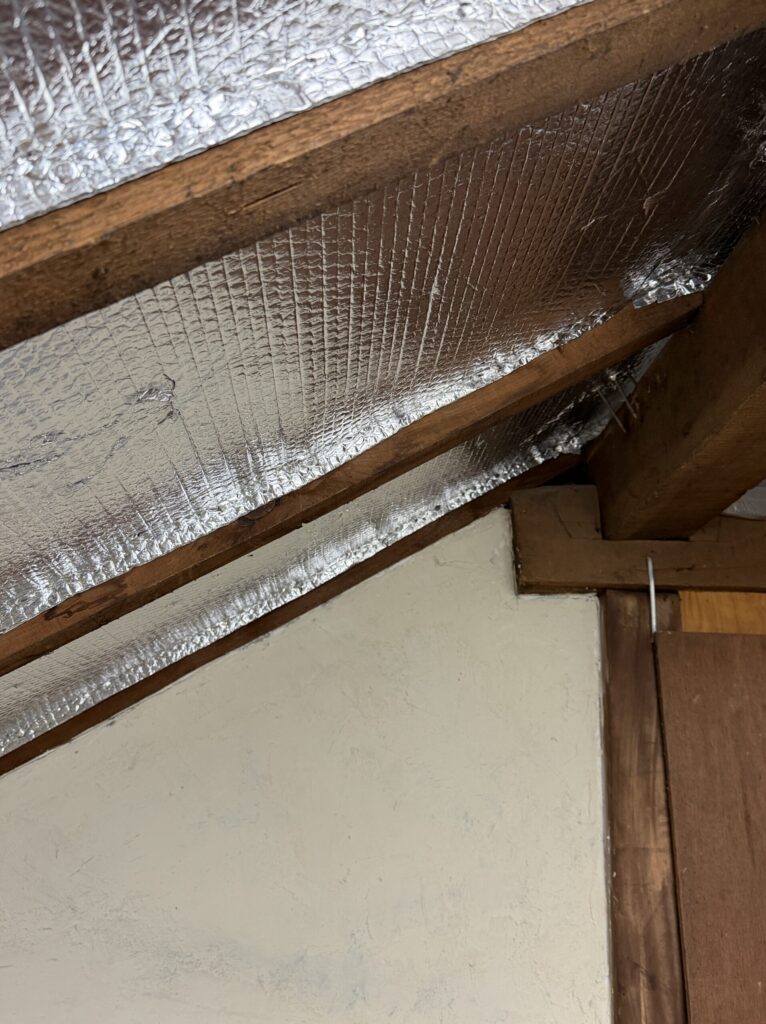 【画像:母屋の小屋裏(アルミの断熱シートが見えます)(IMG_6662)】